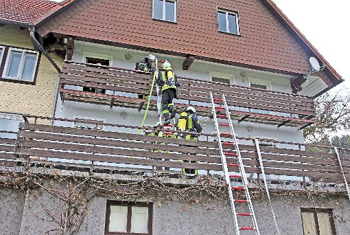 Die Einsatzkräfte proben mit Atemschutzgeräten an einem Anwesen in Langenschiltach.  Foto: Hübner Foto: Schwarzwälder-Bote