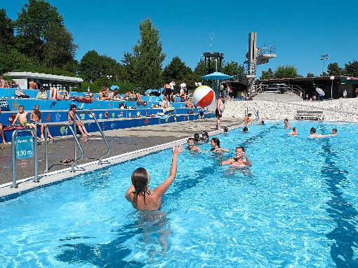 Das Freibad in Rottweil: Für die heißen Tage, es soll fast 30 Grad geben,  bestens gerüstet.  Foto: Otto Foto: Schwarzwälder-Bote