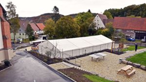 Schön geworden ist der Dorfplatz Hossingen, den die Dorfgemeinschaft gemeinsam eingeweiht hat. Foto: Rüdiger Wysotzki