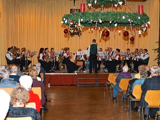 Der Musikverein Enzklösterle bei seinem Neujahrskonzert auf der Bühne der Festhalle in Enzklösterle  Foto: Ziegelbauer Foto: Schwarzwälder-Bote