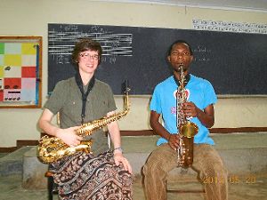 Stacy Maugans spielt zusammen mit Renate Laich-Knausenberger zugunsten tansanischer Musikstudenten.. Foto: privat Foto: Schwarzwälder-Bote