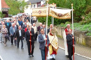 Walter Eckert zelebrierte die Messe, anschließend begleitet die Gemeinde die Prozession. Foto: Minzer Foto: Schwarzwälder-Bote