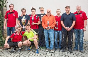 Der Imnauer Vorsitzende Thomas Gröger (links) zeichnete zusamen mit seinem Vize Alexander Schwab (rechts) die erfolgreichen Mannschaften des Turniers um Sieger TTC Stein aus.  Foto: Haid