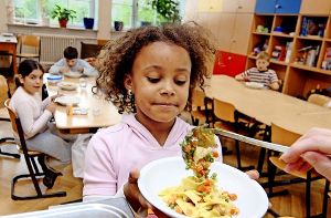 Hoch die Teller! In Baden-Württemberg essen etwa 40 Prozent der Grundschüler in der Schule. Foto: dpa