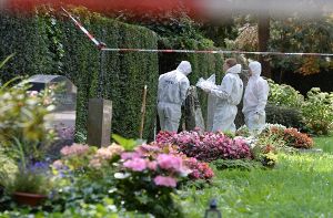 Das Handy der Toten ist seit der Tat verschwunden. Am Dienstagmorgen durchsuchte die Polizei erneut das Gelände des Pragfriedhofs im Stuttgarter Norden. Foto: dpa