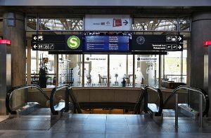 Der Abgang zur S-Bahnstation Flughafen/Messe. Die grün-rote Landesregierung wird keine Mehrkosten für einen verbesserten Flughafenbahnhof bei Stuttgart 21 übernehmen. Foto: dpa