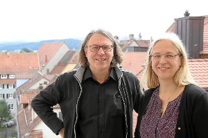 Über den Dächern von Rottweil und in den Herzen der Menschen: Peter Staatsmann und Bettina Schültke, die Intendanz des Zimmertheaters. Foto: Schulz