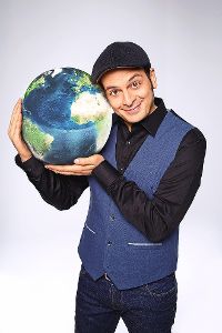 Auf der Welt zuhause: Der Comedian Kaya Yanar macht auf seiner Reise auch in der Zollernalbhalle Station. Foto: Schwarzwälder-Bote