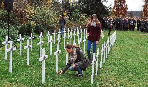 Mit dem Aufstellen von brennenden Kerzen durch fünf Ministrantinnen wurde auf dem Friedhof die Gedenkstätte mit den 59 Kreuzen für die Gefallenen eingeweiht.   Foto: Kaletta Foto: Schwarzwälder-Bote