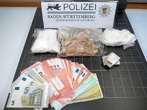 Drogen und Bargeld im Wert von mehr als 15 000 Euro haben die Beamten in den Bistros und den Wohnungen der Männer gefunden. Foto: Polizei  Foto: Polizei