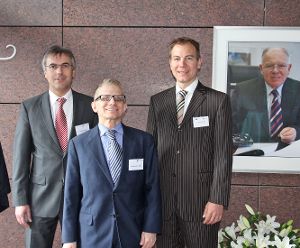 Tobias Kessler (links), Constantin Papst (mitte) und Daniel Papst sprechen über Patente. Foto: Hübner Foto: Schwarzwälder-Bote