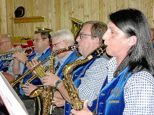 Die Oldies unterhalten mit zünftiger Blasmusik. Foto: Link Foto: Schwarzwälder-Bote