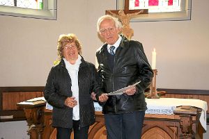 Noch einmal besiegeln Ursula und Ralf Mauscherning das vor 60 Jahren gegebene Eheversprechen beim Gottesdienst in der Trinitatiskirche. Foto: Kommert Foto: Schwarzwälder-Bote