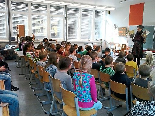Aufmerksam lauschen die Kinder der Autorin. Foto: Schule Foto: Schwarzwälder-Bote