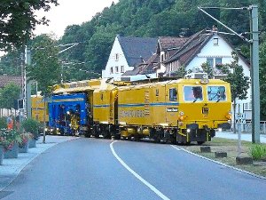 Schwere Fahrzeuge waren  auf der Enztalbahn-Schienenstrecke im Einsatz. Foto: Ziegelbauer