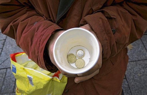 Weil eine 27-Jährige einem Bettler kein Geld geben wollte, schlug dieser auf sie ein. (Symbolfoto) Foto: Gerten