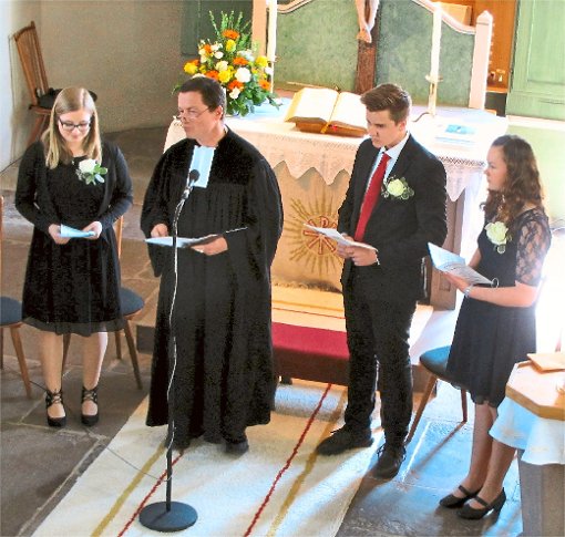 Pfarrer Ole Dost mit Hanna Puchert, Marco Weiss und Elisabeth Cadov (von links). Foto: Kirchengemeinde