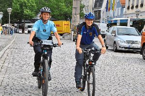 Sabine Guth und Roland Littenecker drehen in der Offenburger Innenstadt ihre Runden. Foto: Deckert