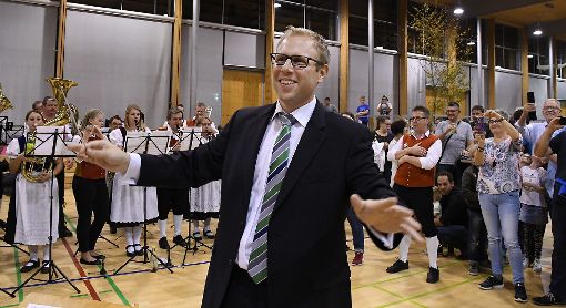 Der neue Taktgeber für Empfingen: Wahlsieger Ferdinand Truffner dirigierte drei Kapellen auf einmal. Foto: Hopp