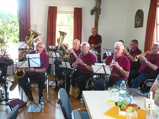 Die Rentnerband Wolftal unterhielt  die Besucher mit zünftiger Blasmusik. Foto: Bächle Foto: Schwarzwälder-Bote