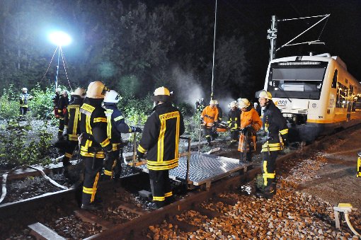 Aus dem Triebwagen musste die Feuerwehr bei der Übung Verletzte retten (Bild links). Zum Transport wurde ein neuer Wagen auf Schienen eingesetzt.  Foto: Schwark