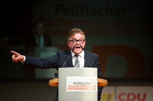 Guido Wolf, hier beim politischen Aschermittwoch der CDU, besteht darauf, Termine wahrzunehmen, zu denen er noch in seiner Zeit als Parlamentspräsident eingeladen worden ist. Foto: dpa