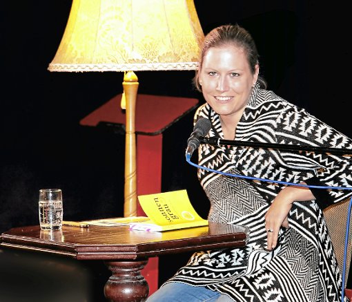 Tanja Salkowski bei ihrer Buchvorstellung im Theater im Deustchen Haus..  Foto: Hübner Foto: Schwarzwälder-Bote