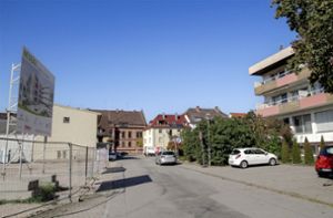Links entsteht der Neubau des Donaueschinger Altenheims St. Michael, rechts ist das Bestandsgebäude zu sehen. Über die Straße soll eine Verbindungsbrücke die Einrichtungen verbinden. Foto: Jens Fröhlich