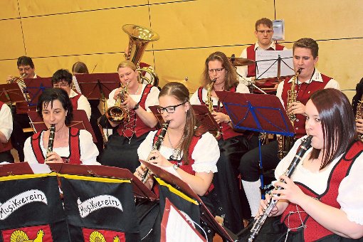 Der Musikverein Simmersfeld umrahmte den Festakt in der Albblickhalle. Fotos: Köncke Foto: Schwarzwälder-Bote