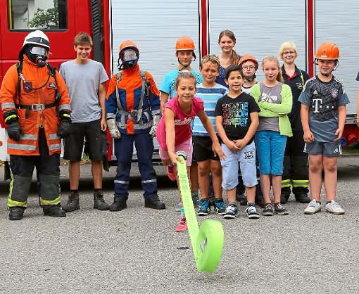 Beim Jettinger Ferienspaß rund um das Feuerwehrhaus stand auch Schlauchkegeln auf dem Programm.  Foto: Priestersbach Foto: Schwarzwälder-Bote