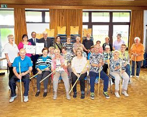 Stolz präsentierten die Senioren bei der Preisübergabe ihre Gymnastikstöcke. Foto: Kübler Foto: Schwarzwälder-Bote