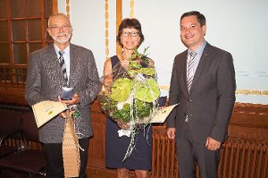 Bürgermeister Klaus Mack (rechts) würdigte in der jüngsten Gemeinderatssitzung die Verdienste der beiden Ärzte Angela Keichel-Höhn sowie Ulrich Lunkenheimer.  Foto: Krokauer Foto: Schwarzwälder-Bote