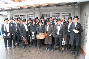 Die Mitglieder des Narrenrates trafen sich gestern  in Bisingen zum Abstauben. Foto: Wahl Foto: Schwarzwälder-Bote