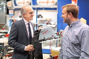 Bei der LIGNA präsentiert Matthias Krauss (links), Vorstandsvorsitzender der Mafell AG, die neue Dämmstoff-Seilsäge DSS 300 cc. Foto: Schwarzwälder-Bote
