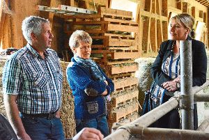 Grünen-Bundesvorsitzende Simone Peter   (rechts) informiert sich bei Inge und Manfred Fehrenbach über  landwirtschaftliche Rahmenbedingungen auf dem Unterhohnenhof.  Foto: Bolkart Foto: Schwarzwälder-Bote