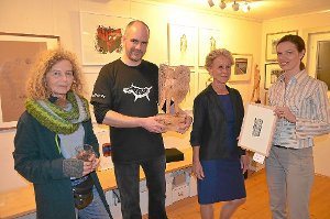 Freuen sich über die gelungenen Werke des Künstlers (von links):  Eva Maria Götz, Dominik Heinkele, Silvia Ketterer und Karolina Fabelová.  Foto: Bausch Foto: Schwarzwälder-Bote