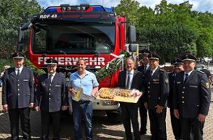Bürgermeister Joachim Flik übergab die Schlüssel des neuen Hilfeleistungslöschfahrzeugs an die Freiwillige Feuerwehr Rohrdorf. Foto: Samira Kern