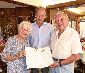 Jochen Borg (Mitte) gratuliert Liesel und Karl Bechtle zur diamantenen Hochzeit.  Foto: Bechtle Foto: Schwarzwälder-Bote