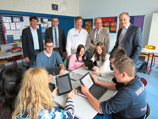 Schüler mit ihren I-Pads und Erwachsene mit Stefan Teufel (rechts) in der Schule. Foto: Gemeinde Foto: Schwarzwälder-Bote