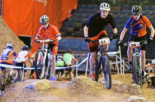 600 Teilnehmer bildeten den Auftakt des Mountainbike-Festivals in der Schleyerhalle Foto: Pressefoto Baumann