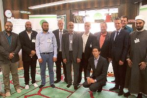 Mitglieder des Al Salam Vereins in der Moschee in der Oberdorfstraße in Schwenningen kommen mit regionalen Politikern zusammen.   Foto: Schimkat Foto: Schwarzwälder-Bote
