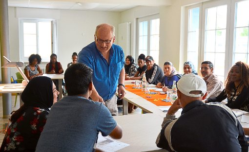 Oscar Sala versucht, den Flüchtligen so gut Deutsch beizubringen, dass sie sich im Alltag verständigen können.  Foto: Lipowsky Foto: Schwarzwälder-Bote