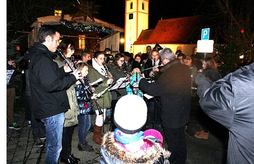 Weihnachtliche Musik vor der illuminierten Kirche: Der Benzinger Advent hätte nicht stimmungsvoller sein können. Foto: Schwarzwälder-Bote