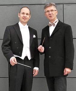 Altensteigs Stadtmusikdirektor Josef Stritt (rechts)  sowie der an der Musikschule Stuttgart wirkende Dirigent Jochen Beer h  führen bei den Konzerten in Calw und Nagold den Stab. Foto: SBN Foto: Schwarzwälder-Bote