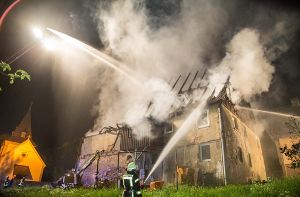 In der Nacht auf den 11. Mai 2015 brannte ein als Jugendtreffpunkt genutztes Haus im  Stadtteil Bettringen komplett aus. Auch dieses Feuer soll auf das Konto des Angeklagten gehen. Foto: 7aktuell.de/Adomat