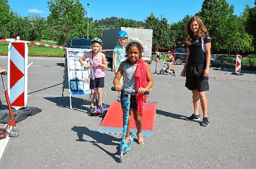 Das Üben mit den Rollern machte den Simmozheimer Grundschülern riesigen Spaß. Foto: Bausch Foto: Schwarzwälder-Bote