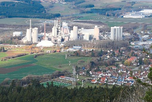 Hat laut Holcim mit der Umweltzone in Balingen nichts zu tun: das Zementwerk in Dotternhausen.  Foto: Visel