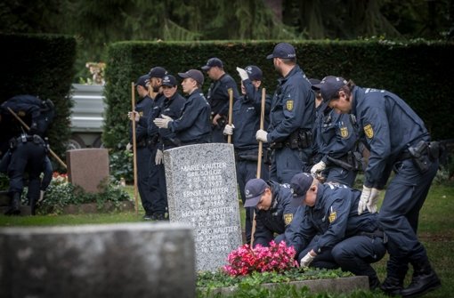 Tatort Pragfriedhof: Eine Polizeihundertschaft sucht Spuren Foto: Lichtgut/Achim Zweygarth