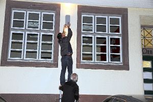 Vor Beginn der Ortschaftsratsitzung demonstrierte Philipp Rottler am Vereinshaus   in  Obereschach  die geplante Beleuchtung des Gebäudes und des Vorplatzes.   Foto: Weiß Foto: Schwarzwälder-Bote