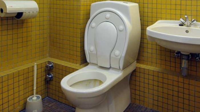 23. Juli: Auf einer öffentlichen Toilette ausgeraubt